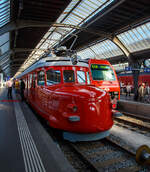 Der RAe 4/8 1021  roter Pfeil Churchill  stand am 06.06.2015 im Zürcher Hauptbahnhof zu einer  Kulturreise  bereit, es war ein echtes Highlight im HB Zürich.

Der RAe 4/8 1021, auch bekannt als roter Pfeil Churchill, ist ein Doppel-Triebwagen der Schweizerischen Bundesbahnen (SBB), der anlässlich der Schweizerischen Landesausstellung 1939 gebaut wurde. Dadurch, dass er 1946 genutzt wurde, um Winston Churchill als Staatsgast durch die Schweiz zu fahren, ist er bis heute als „roter Churchill-Pfeil“  bekannt.

Der als anmietbarer Ausflugszug konzipierte „Churchill-Doppelpfeil“ verfügt über eine Minibar in der Fahrzeugmitte. Da er nie als konventioneller Reisezug, sondern stets als Charterzug vorgesehen war, verfügte er von jeher nur über eine  Wagenklasse  in Form von 28 Vierertischen, die zusammen 112 Gästen Platz bieten. Im Dreiklassen-System bis 1956 trugen die Doppelpfeile die Baureihenbezeichnung RBe, was auf die zweite Klasse hinwies. Mit dem Wegfall der dritten Klasse wurden die Doppelpfeile ohne irgendwelche Änderungen an der Ausstattung in die erste Klasse (RAe) hochgestuft. Als historisches Fahrzeug trägt er heute noch die historische Baureihenbezeichnung.

Die Landesausstellungen dienten jeweils als Leistungsschau, an der Schweizer Institutionen und Unternehmen die Leistungsfähigkeit des Landes zur Schau stellten. Für die Landi 1939 entwarf die Schweizer Rollmaterialindustrie unter Leitung der Schweizerischen Lokomotiv- und Maschinenfabrik (SLM) in Winterthur, einen «Roten Doppelpfeil», in Anlehnung an die «Roten Pfeile» (RAe 2/4). Am Bau des Fahrzeugs beteiligten sich neben der SLM auch die Schweizerische Waggonfabrik Schlieren (SWS), Brown, Boveri & Cie (BBC), die Maschinenfabrik Oerlikon (MFO) und die Société Anonyme des Ateliers de Sécheron (SAAS).

Aus der Zusammenarbeit entstand der hochgezüchtete Schnelltriebwagen Re 4/8 301, der im Mai 1939 in Dienst gestellt wurde und eine theoretische Höchstgeschwindigkeit von 150 km/h aufwies, die damals allerdings nirgendwo auf dem Schweizer Schienennetz ausgefahren werden konnte.

Ab 1941 wurde der Doppelpfeil für den Charterverkehr freigegeben, die Reisegeschwindigkeit, die damals schon 100 km/h nicht überschritt, gilt bis heute unverändert, als für Passagiere noch komfortable Höchstgeschwindigkeit. 1944 erhielt der Doppelpfeil die Baureihenbezeichnung RBe 4/8. Zwei Jahre später kündigte sich mit Sir Winston Churchill hoher Besuch in der Schweiz an und der Doppelpfeil mit der damaligen Nummer 301 wurde im September 1946 zur Beförderung des Staatsgastes eingesetzt. Seit diesem legendären Einsatz ist dieser Zug kaum mehr unter seinen zahlreichen Typenbezeichnungen, sondern als  roter Pfeil Churchill  bekannt. Seine offizielle Bezeichnung änderte sich bereits 1948 wieder, der Doppelpfeil RBe 4/8 erhielt die Betriebsnummer 651 und 1959 erhielt er die Betriebsnummer  RAe 4/8 1021.

Im Jahr 1979 wurde der «Churchill-Pfeil» einer Hauptrevision unterzogen, anlässlich der Wiederinbetriebnahme erlitt das Fahrzeug allerdings einen Brandschaden und wurde abgestellt. Man versuchte den nicht betriebsfähigen 1021 unter anderem als historisches Fahrzeug im Verkehrshaus in Luzern unterzubringen.

Da dies nicht gelang, wurde das defekte Fahrzeug über die Jahre an verschiedenen Orten abgestellt, ehe es im März 1985 zum Schrottwert an den privaten Interessenten Intraflug verkauft wurde. Der Besitz der Intraflug gelangte durch deren Verkauf 1994 an das Reisebüro Mittelthurgau, einer Tochtergesellschaft der Mittelthurgaubahn (MThB). Der MThB gelang im September 1996 die erneute Inbetriebnahme des «Churchill-Doppelpfeils», der im Auftrag der MThB durch die Werkstätte Samstagern der Südostbahn (SOB) aufgearbeitet wurde. Das als RAe 4/8 1021 restaurierte Fahrzeug erhielt die MThB-UIC-Bezeichnung RAe 506 605.

Mit dem Konkurs der Mittelthurgaubahn, deren Konkursmasse 2002 weitgehend von den SBB übernommen wurde, kam das historische Fahrzeug wieder zurück zu den SBB. Ende 2004 wurde das Paradefahrzeug vollständig revidiert und steht seither allen Interessenten als Charterfahrzeug für Fahrten durch die Schweiz zur Verfügung. 

Technische Daten:
Spurweite: 1.435 mm (Normalspur)
Achsfolge:  2'Bo'+Bo'2'
Höchstgeschwindigkeit: 150 km/h
Reisegeschwindigkeit:  100 km/h
Leistung:  835 kW
Länge über Puffer:  46.200 mm
Breite:  2.905 mm
Höhe:  3.750 mm
Gewicht:  93 t

Es gab noch die 1953 gebauten Rote Doppelpfeile RAe 4/8 1022–1023 diese waren aber nicht genau Baugleich und sind leider nach Schäden bereits verschrottet.