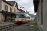 Mittagspause: Der BDe 4/4 N° 6 ist als Regionalzug R22 318 in Les Ponts de martel angekommen und etliche hungrige Schüler strebe nach Hause.