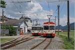 Eine der wohl  berühmtesten  Zugkreuzung in der Schweiz: in La Sange kreuzen sich einmal pro (Werk)-Tag die transN Züge R22 9921 und 9920. Der transN BDe 4/4 6 ist auf der Fahrt nach La Chaux de Fonds und der BDe 4/4 N° 8 als Gegenzug nach Les Ponts-de-Martel. Das Bild zeigt auch schön die farblichen Unterschiede der beiden cnm BDe 4/4 6 und 8. Fotostandpunkt beim örtlichen Bahnübergang.

27. Juni 2024