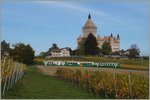 BAM Regionalzug vor der Kulisse des Château de Vufflens.