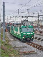 Die beiden BAM MBC Ge 4/4 21 und 22 übernehmen in Morges den aus Gland angekommen und nun auf Rollböcken verladen Kieszug nach Apples.