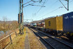 Sechsachsige Gelenk-Drehgestell Containertragwageneinheiten 90´ am 20.03.2022 im Zugverband bei der Zugdurchfahrt in Scheuerfeld (Sieg), hier hinter der Vectron MS 193 739 der Wagen 37 80 4963