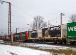 Vierachsiger Drehgestell-Containertragwagen der Gattung Sgns, 37 80 4564 528-0 D-MFDR, der MFD Rail GmbH (Rotkreuz/CH) am 27.01.2023 im Zugverband bei der Durchfahrt in Rudersdorf (Kr.