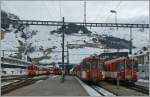  Full House  in Andermatt: Regionalzge (v.l.n) nach Visp, Gschenen von und nach Disentis belegen alle vier Bahnsteiggleise.