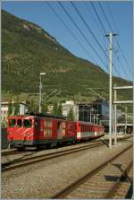 Der MGB Regionalzug 513 erreicht Visp.