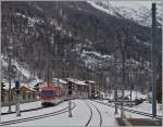 Ein langer  Zermatt-Shuttle  Zug erreicht Täsch.