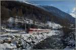 Den Steilhang hinter sich gelassen hat ein Zermatt Shuttle die Ebene von Täsch erreicht.