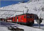 Ein Deh 4/4 wartet in Andermatt mit seinem Regionalzug nach Visp auf Gleis 4 auf die Verstärkungswagen, die noch auf Gleis 3 stehen (und links im Bild zu erkennen sind).