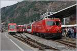 Ein Glacier Express wartet in Brig auf die Abfahrt Richtung Chur.