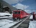 HGe 4/4 mit einem Regionalzug in Disentis.