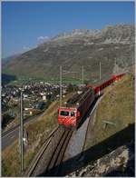 Die MGB HGe 4/4 II 108 ist mit ihrem Regionalzug 819 von Disentis kommend schon bald am Ziel ihrer Fahrt nach Andermatt, welches bereits zu erkennen ist.