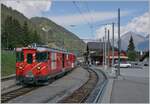 Der MBG Deh 4/4 23 verlässt mit seinem Regionalzug nach Andermatt den Bahnhof von Disentis.