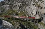 Interessante Szenen, wenn auch nicht einfach zu fotografieren zeigen sich in der Schöllenenschlucht: Ein MGB Regionalzug nach Göschenen hat Andermatt verlassen und wird gleich den Tunnel bei