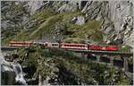 Schöllenenbahn Impressionan (Strecke Andermatt - Göschenen) bei der  Teufelsbrücke  mit MGB Regionalzügen von und nach Göschenen.