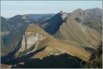 Auf 80 cm Spurweite von Montreux auf den Rochers de Naye: Ein berblick; im  unteren Bildteil ist ein Rochers de Naye Zug und die Station Jaman zu erkenen, der Bildbeherrschende Berg ist der Dent de