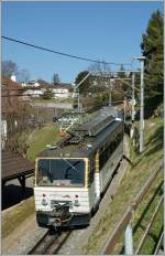 Auf 80 cm Spurweite von Montreux auf den Rochers de Naye: Der Bhe 4/8 305 erreicht in Krze Glion.