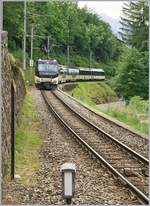 Zugkreuzung des MOB PE 2115 Zweisimmen - Montreux und des Gegenzugs PE 2122 in Chamby: Nochmals ein Bild des MOB Panoramic Express PE 2115 nun in seiner gesamten Länge bei der Ausfahrt in Chamby.