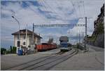 Zugkreuzung des MOB PE 2115 Zweisimmen - Montreux und des Gegenzugs PE 2122 in Chamby: Der MOB Panoramic Express PE 2115 wartet in Chamby auf den Gegenzug.