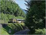 Die GDe 4/4 6003 erreicht mit ihrem GoldenPass Panoramic Express nach Zweisimmen in Kürze Chamby.