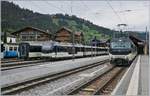 Die MOB Ge 4/4 8002 steht mit ihrem Panoramic Express in Zweisimmen zur Abfahrt nach Montreux bereit während links im Bild ein MOB Alpina Zug auf neuen Aufgaben wartet und ganz links im Bild