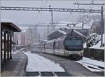 Der MOB GoldenPass Panoramic 2115 mit dem Steuerwagen Ast 117 an der Spitze und der schiebenden Ge 4/4 8004 beim Halt in Les Avants.