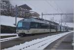 Der MOB GoldenPass Panoramic 2115 mit dem Steuerwagen Ast 117 an der Spitze und der schiebenden Ge 4/4 8004 beim Halt in Les Avants.