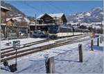 Die MOB Ge 4/4 8001 mit ihrem MOB GoldenPass Panoramic beim Halt in Saanen.