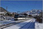 Die MOB Ge 4/4 8001 erreicht mit ihrem MOB GoldenPass Panoramic den Bahnhof von Saanen.