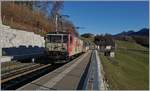 Die MOB GDe 4/4 6006  Aigle les Murailles  (ex GFM/TPF GDe 4/4 102) und ihr Schattenbild fahren mit dem MOB Golden Pass Panoramic PE 2111 durch den Bahnhof von Les Sciernes.