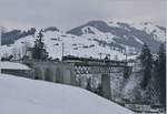 Die MOB GDe 4/4 6005 ist mit einen GoldenPass MOB Panoramic Zug kurz nach Flendruz bei noch etwas dumpfem Licht auf dem Weg nach Montreux.