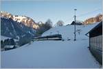 Die MOB Ge 8001 erreicht mit ihrem GoldenPass Panoramic PE 2212 von Montreux nach Zweisimmen Rossinière.