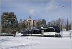 Der CEV MVR SURF ABeh 2/6 7505 beim Halt in Château de Blonay mit dem namensgeben Schloss im Hintergrund.