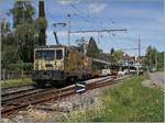 Die MOB GDe 4/4 6003 fährt mit ihrem GoldenPass Express von Montreux nach Zweisimmen druch den Bahnhof von Fontanivent.