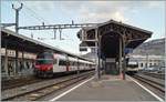 An den zum Teil neu renovierten Bahnsteigüberdachungen zeigen sich der SBB Regionalzug nach Puidoux und der CEV MVR Regionalzug nach Blonay.