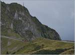 Kleine Bahn in grossartiger Landschaft: eine Rochers de Naye Hem 2/2 ist mit ihrem Nostalgie Zug kurz vor Jaman in der Nähe der Wasserscheide Rhein/Rohne unterwegs.