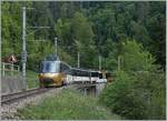 Noch vor einem Jahr verkehrt der MOB Steuerwagen ASt 152 in de  Goldenpass  Lackieurung, hier zwischen Les Avants und Sendy Sollard zu sehen.