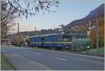 Die beiden MOB Gem 2/2 2502 und 2504 warten mit einem leeren Schotterzug in Blonay auf die Abfahrt nach Chamby.