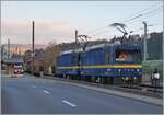 Die beiden MOB Gem 2/2 2502 und 2504 warten mit einem leeren Schotterzug in Blonay auf die Abfahrt nach Chamby.