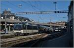 Die MOB Ge 4/4 8002 verlässt mit ihrem GoldenPass Express GPX 4068 nach Interlaken Ost den Bahnhof von Montreux. In Zweisimmen wird der Zug umgespurt und eine BLS RE 465 wird die Traktion übernehmen.

27. Sept. 2023