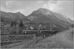 Ein RhB Be 4/4 Pendelzug hat Reichenau Tamins verlassen und fhrt nun ber die Rheinbrcke.