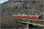 Ein RhB Be 4/4 Pendelzug hat Reichenau Tamins verlassen und fhrt nun ber die Rheinbrcke.