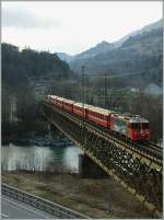 RhB Ge 4/4 II mit einem RE von Disentis nach Scuol auf der Rheinbrcke bei Reichenau Tamins.