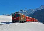 Ge 4/4 II 620  100 Jahre Bever - Scuol   mit RE 1232 Scuol-Tarasp - Disentis/Mustér am 08.03.2014 bei Ardez im Hintergrund ist der Turm der Ruine Steinsberg zu sehen 