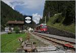 Etliche Brücken und Tunnels Richtung Davos kommt nach der Zügelschlucht die Station Davos Monstein, hier mit einem  Allegra  beim Halt auf seiner Fahrt nach Davos Platz zu sehen.