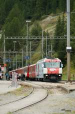 Ge 4/4 III mit einem Albula Schnellzug beim Halt in Bergn.