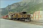 Die RhB Ge 6/6 412 mit einem Güterzug in Zernez.