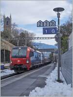 Die 193 475  ist als SBB International mit dem  Novelis  Güterzug von Sierre nach Göttingen unterwegs und fährt durch den Bahnhof von Vevey.