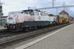 Sersa 940 004 schleppt ein Gleisstopfmachine aus Pratteln aus am nachmittag von 23 Juni 2024.