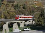 Ein Region Alps Nina ist bei Sembrancher auf dem Weg von Le Châble nach Martigny und fährt über die 370 Meter lange Sembrancher Brücke. Die Stammstrecke der M-O führt nach Orsière, da beim Bau das Fernziel Aosta/Italien im Visier stand. Doch zum Bau der Mauvoisin Staumauer errichtete man die Zweistrecke nach Le Châble, die im August 1953 in Betrieb ging und heute danke dem Wintersportort Verbier weit mehr Verkehr aufweist, als der Streckenast nach Orsière.

30. Okt. 2024 