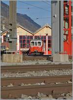 Von einem Gehweg aus zwischen Schienen und Fahrleitungsmasten ist mitten im Bild der TMR Xeh 4/4 N° 6 zu sehen. 

19. Nov. 2025